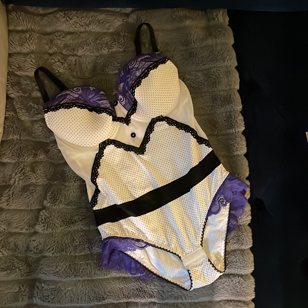 VS Luxe Euro Lace Bodysuit in Purple/B/W NWOT 34DD/M - Picture 7 of 11